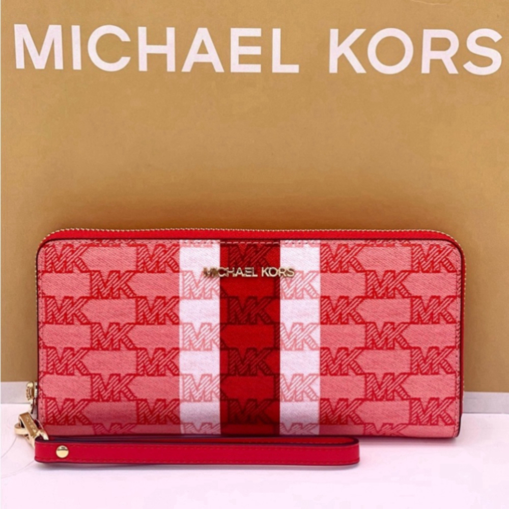 Michael Kors Large
Continental Wallet
Wristlet Dark Sangria
